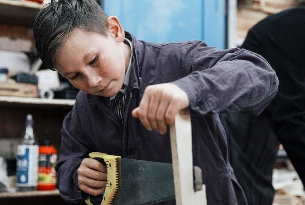 На уроках технологии в чувашской школе мальчиков и девочек учат строить настоящие дома в миниатюре - слайд 