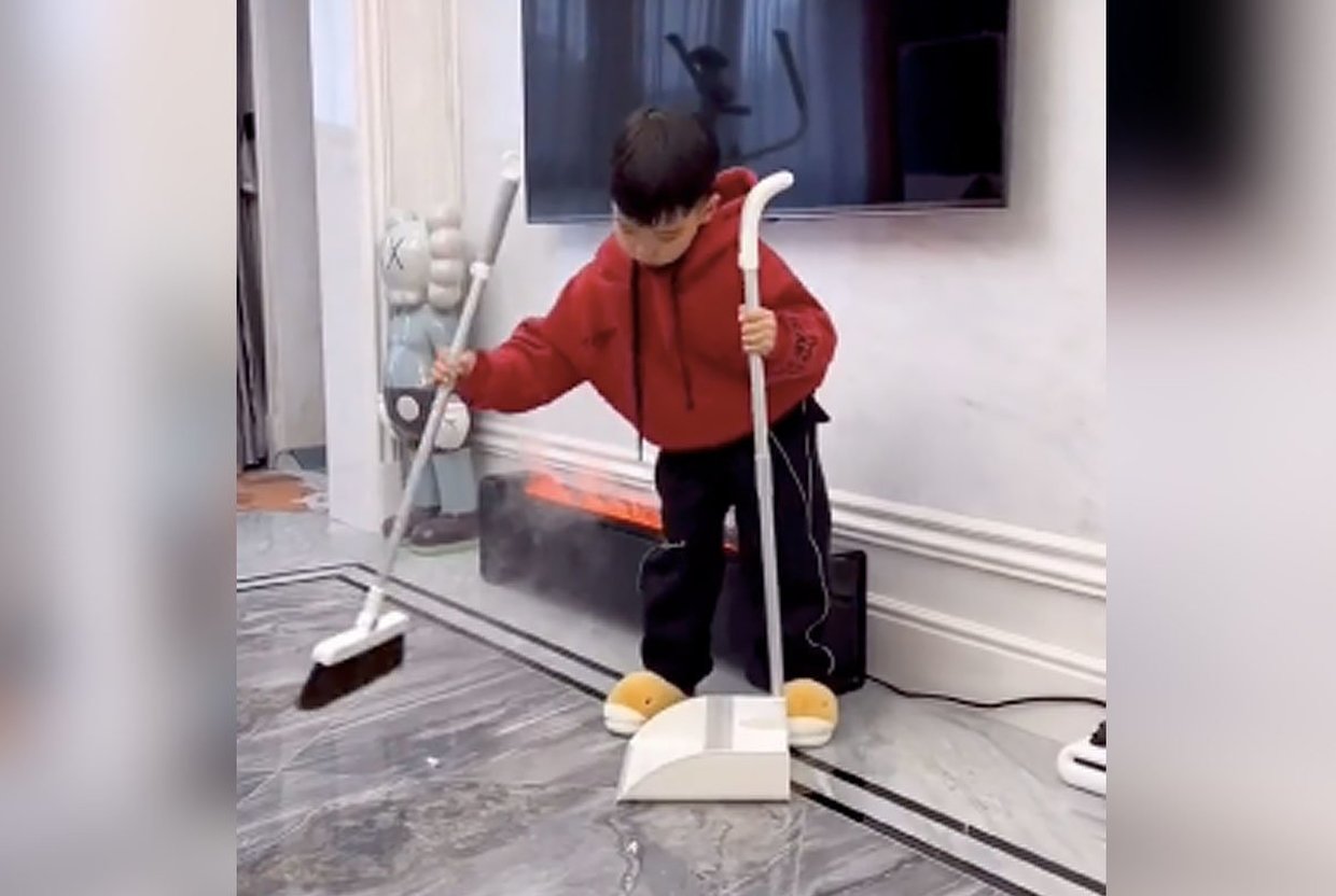 Сын маминой подруги: ролик о мальчике-чистюле взорвал интернет - слайд 