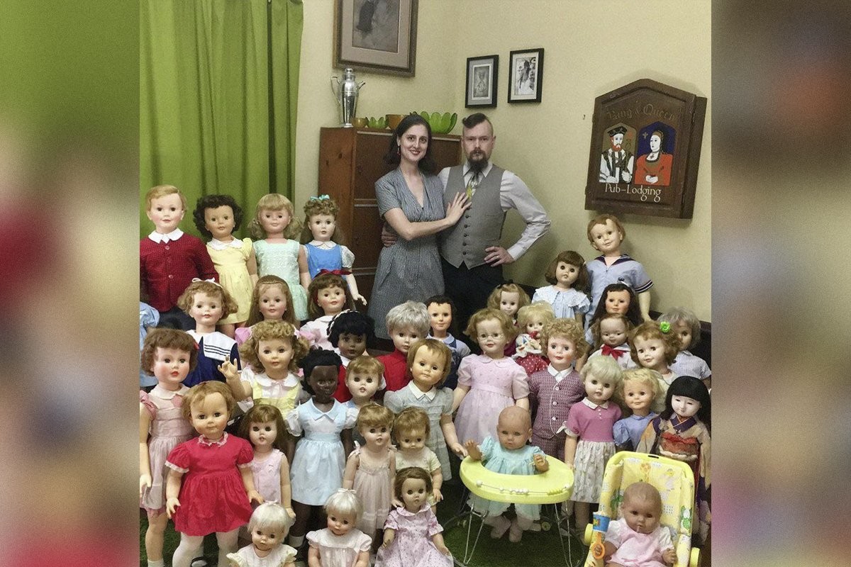 Аннабель, подвинься: история семейной пары, которая «воспитывает» 30 кукол - слайд 