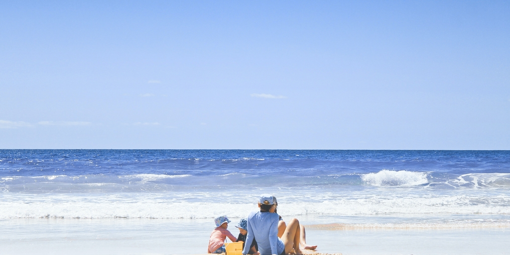 Детей на пляже в отпуск  