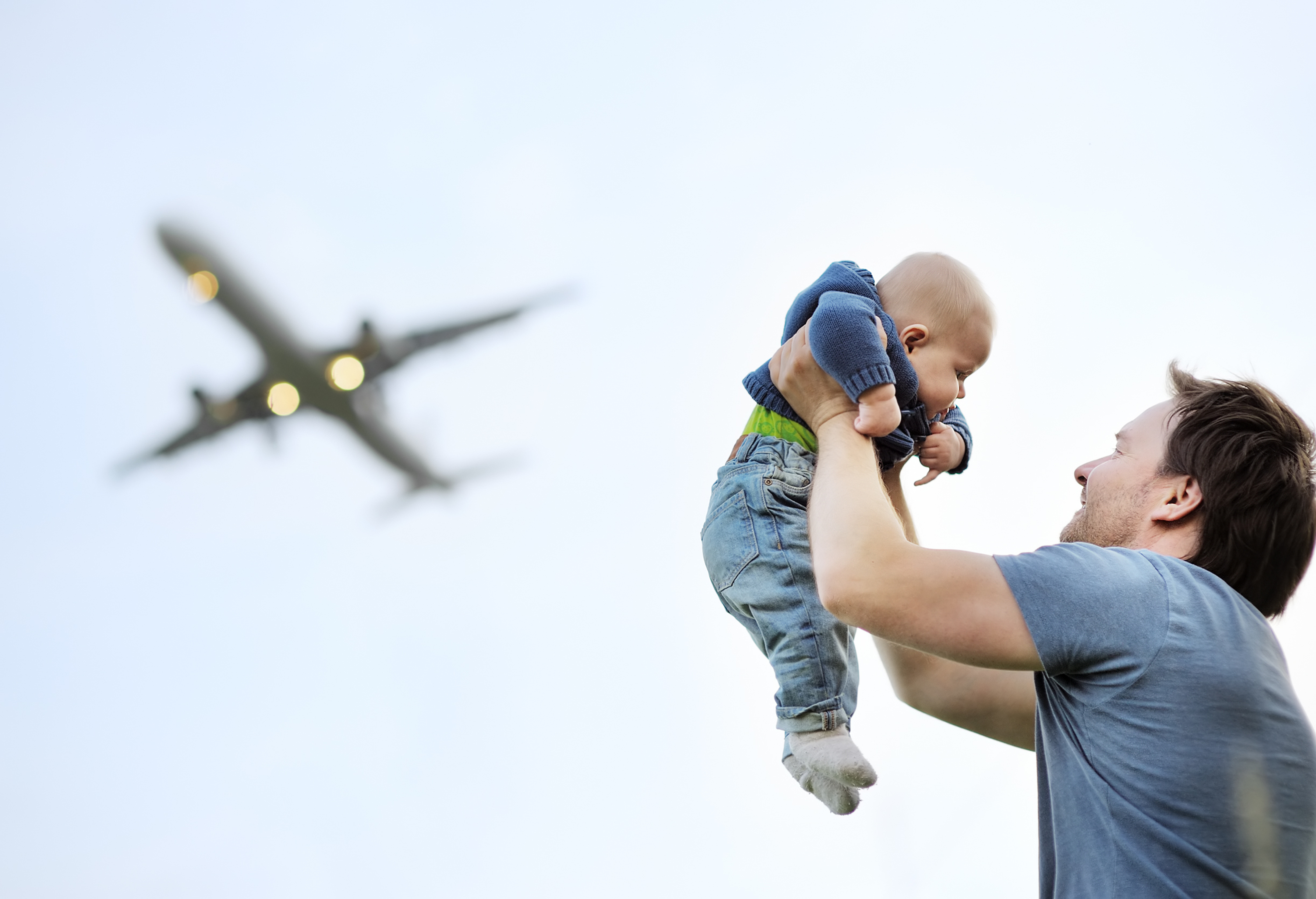 Самолет с маленьким ребенком. Самолет для детей. Полет ребенок. Для мальчиков самолёты. Ребенок с самолетиком.