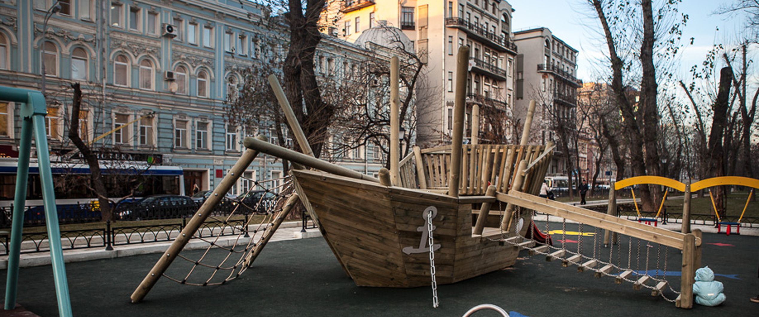 12 детских площадок, расположенных около достопримечательностей в Москве и  Санкт-Петербурге