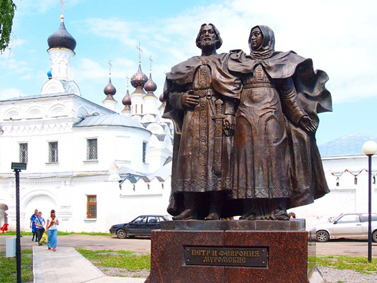 памятник святым благоверным Петру и Февронии
